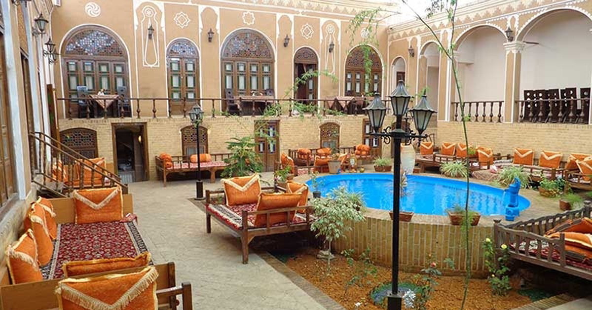 اقامتگاه بوم‌گردی در یزد با بادگیرهای سنتی و حیاط ایرانی