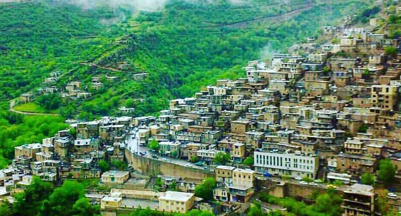 اورامانات کردستان، مقصدی رؤیایی برای گردشگران تابستانی است. طبیعت بکر، خانه‌های سنگی، اقامتگاه‌های بوم‌گردی و فرهنگ غنی کردی، آن را به یکی از خاص‌ترین مقاصد سفر در ایران تبدیل کرده‌اند.